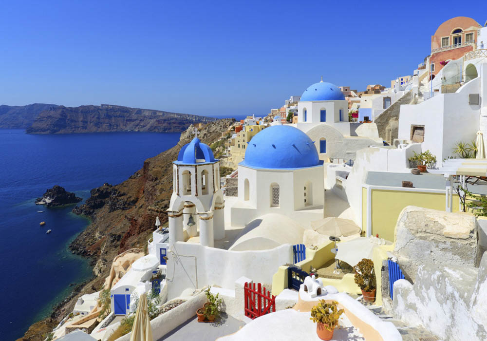 Santorini e la vista sulle sue cupole blu che la vanno ad inserire tra le più belle isole greche