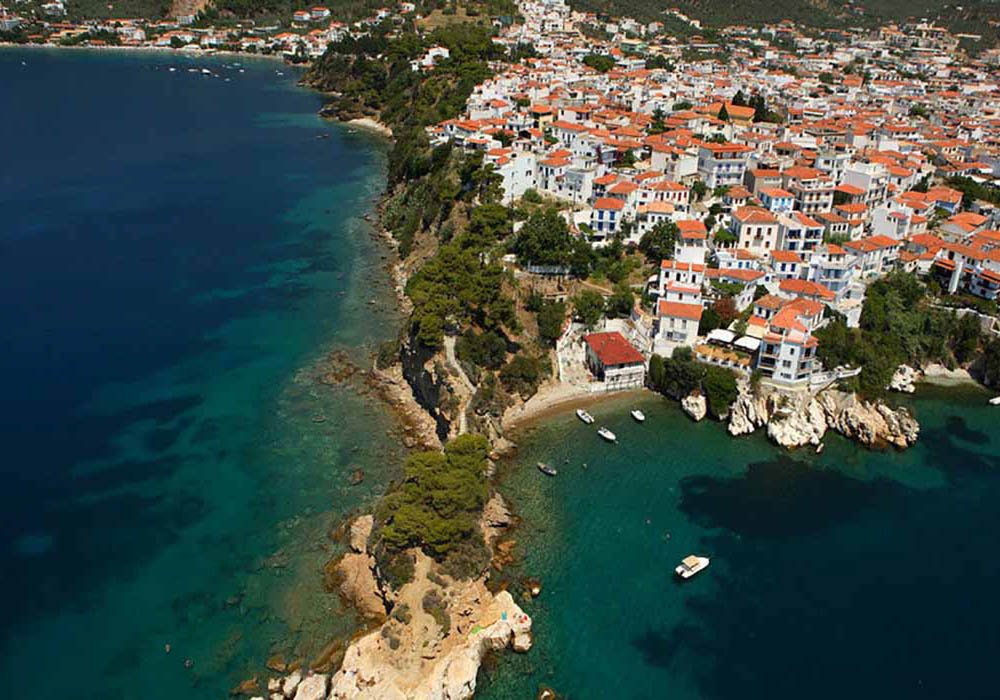 Il verde lussureggiante che si tuffa nel mare, questa è Skiathos che viene inserita tra le migliori isole greche