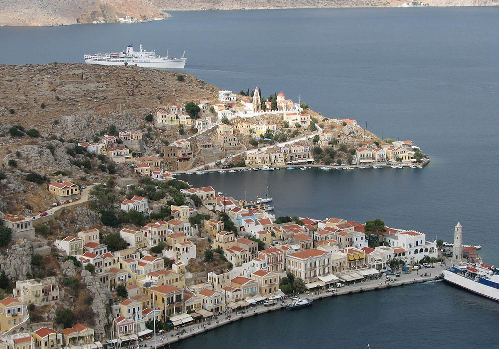 La coloratissima isola di Symi, tra le più belle isole greche, 